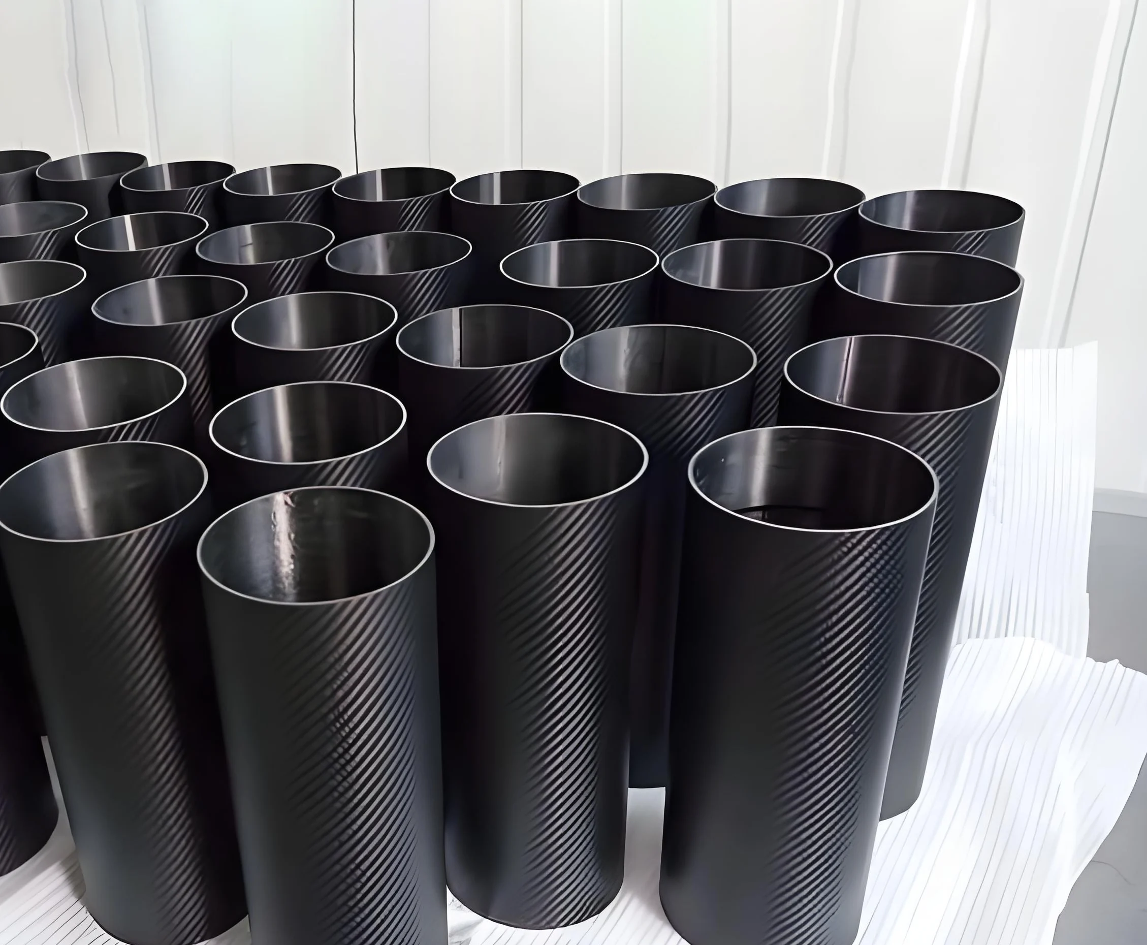 Rows of round carbon fiber tubes