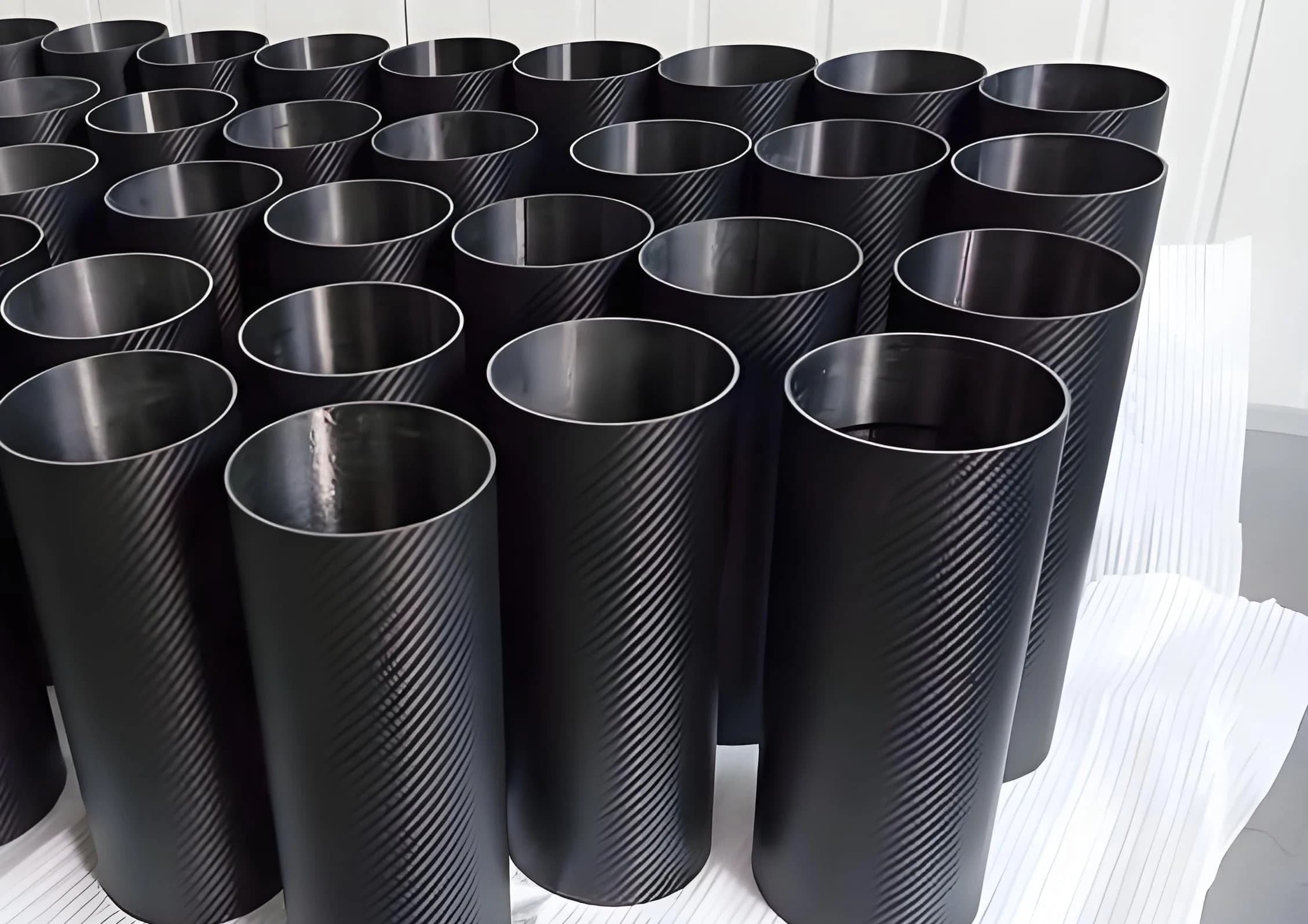 Rows of round carbon fiber tubes